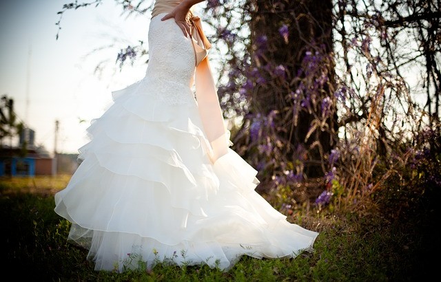 wedding-dress-349959_640